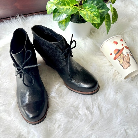 Kork-Ease Roana Lace up Black Leather Ankle Booties Two-Tone Chunky Heel  7.5 - Picture 3 of 13